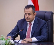 رئيس الوزراء يناقش تدهور العملة والاقتصاد الوطني مع قيادتي المالية والبنك المركزي 