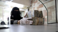 جمعية الصرافين بعدن تعلق كافة الأنشطة المصرفية بسبب الانهيار المستمر للعملة المحلية
