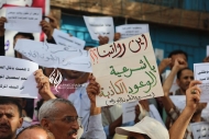 العشرات يحتشدون احتجاجا وسط تعز مطالبين الحكومة بصرف المرتبات