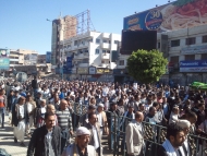 الالآف يشيعون جثمان الدكتور المتوكل بصنعاء