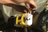 خبراء يفككون عبوة ناسفة في المكلا