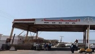 الحوثيون يفشلون في السيطرة على معسكر قطاع المخا بعد تمرد اللواء "35" بتعز